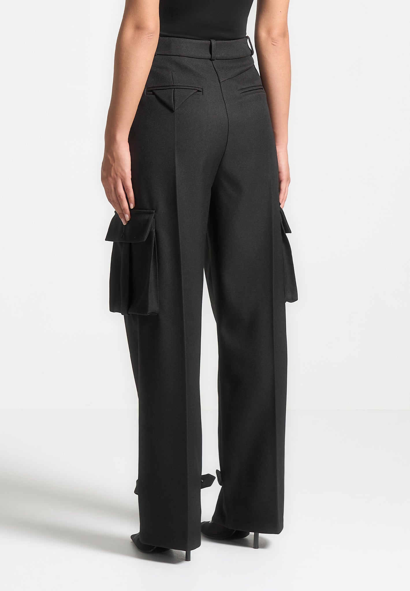 tailored-pleated-cargo-trousers-black