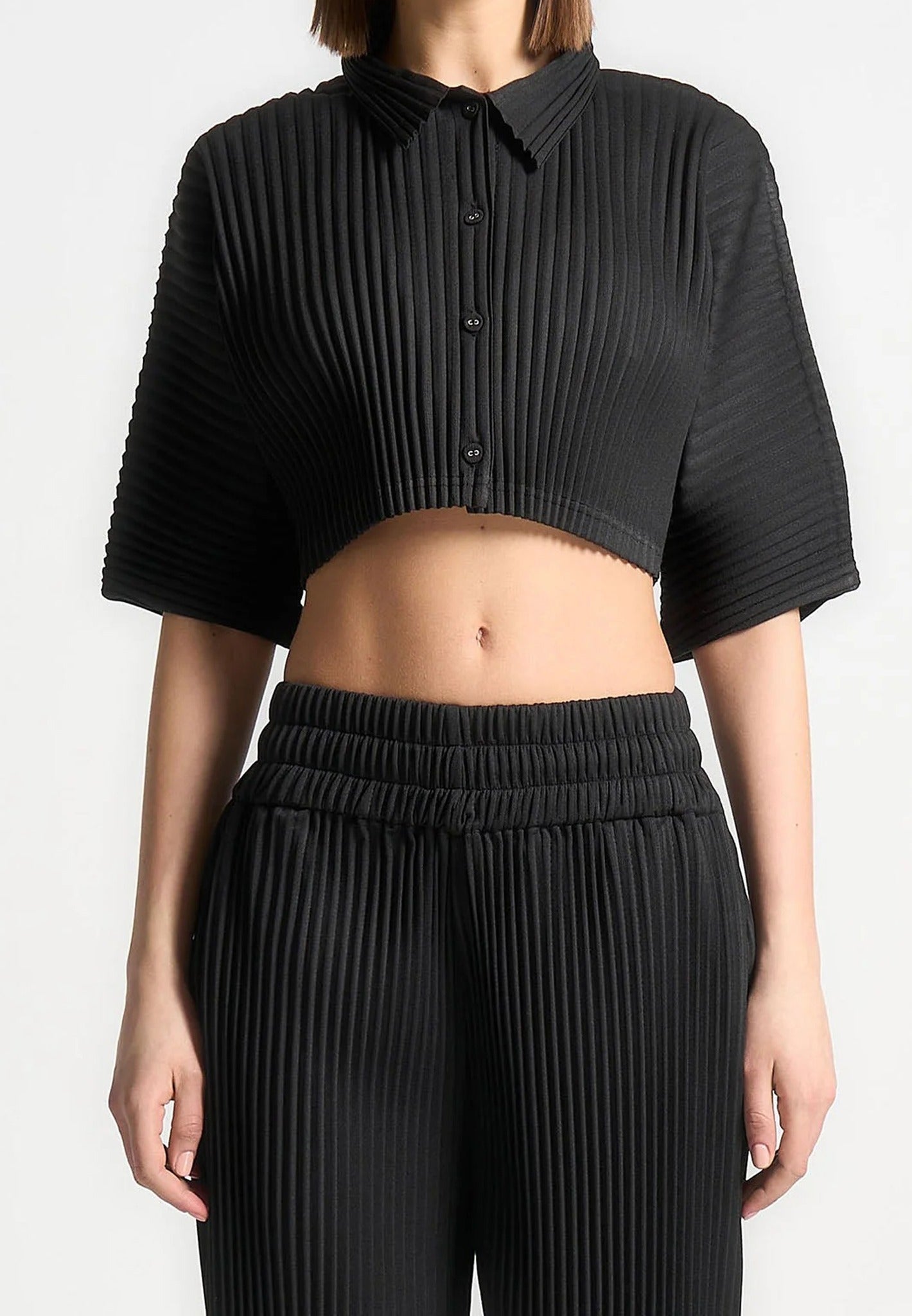 pleated-cropped-shirt-black-1