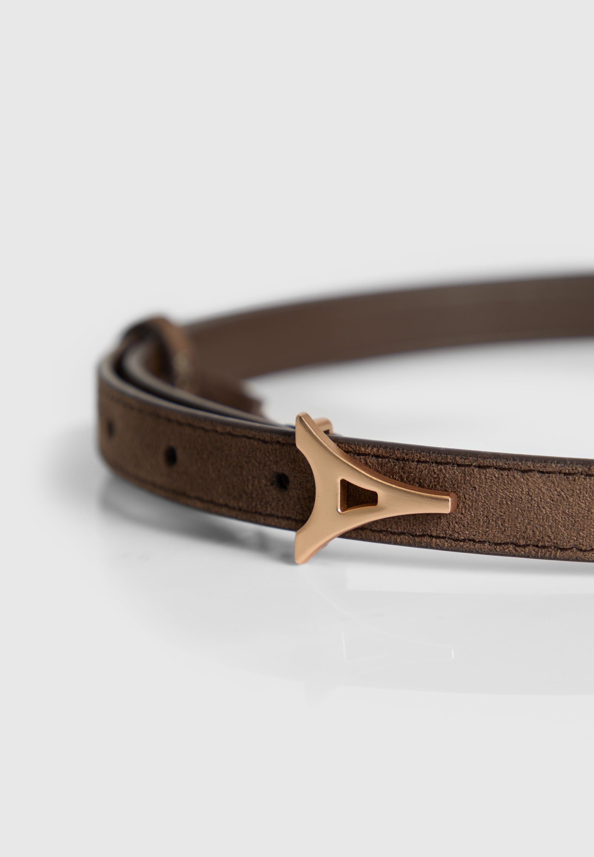 leonie-eiffel-slim-suede-belt-brown-gold