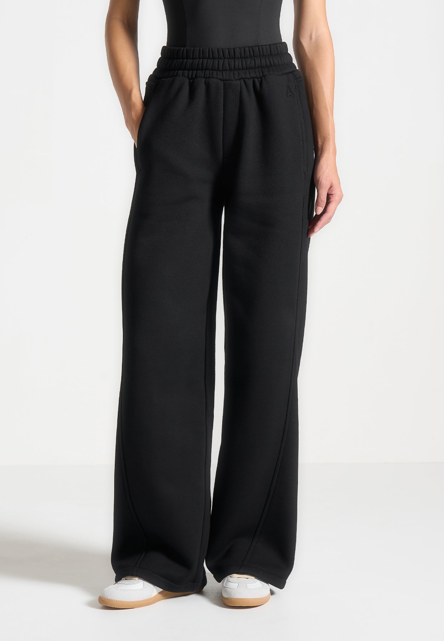 eternelle-relaxed-joggers-black 