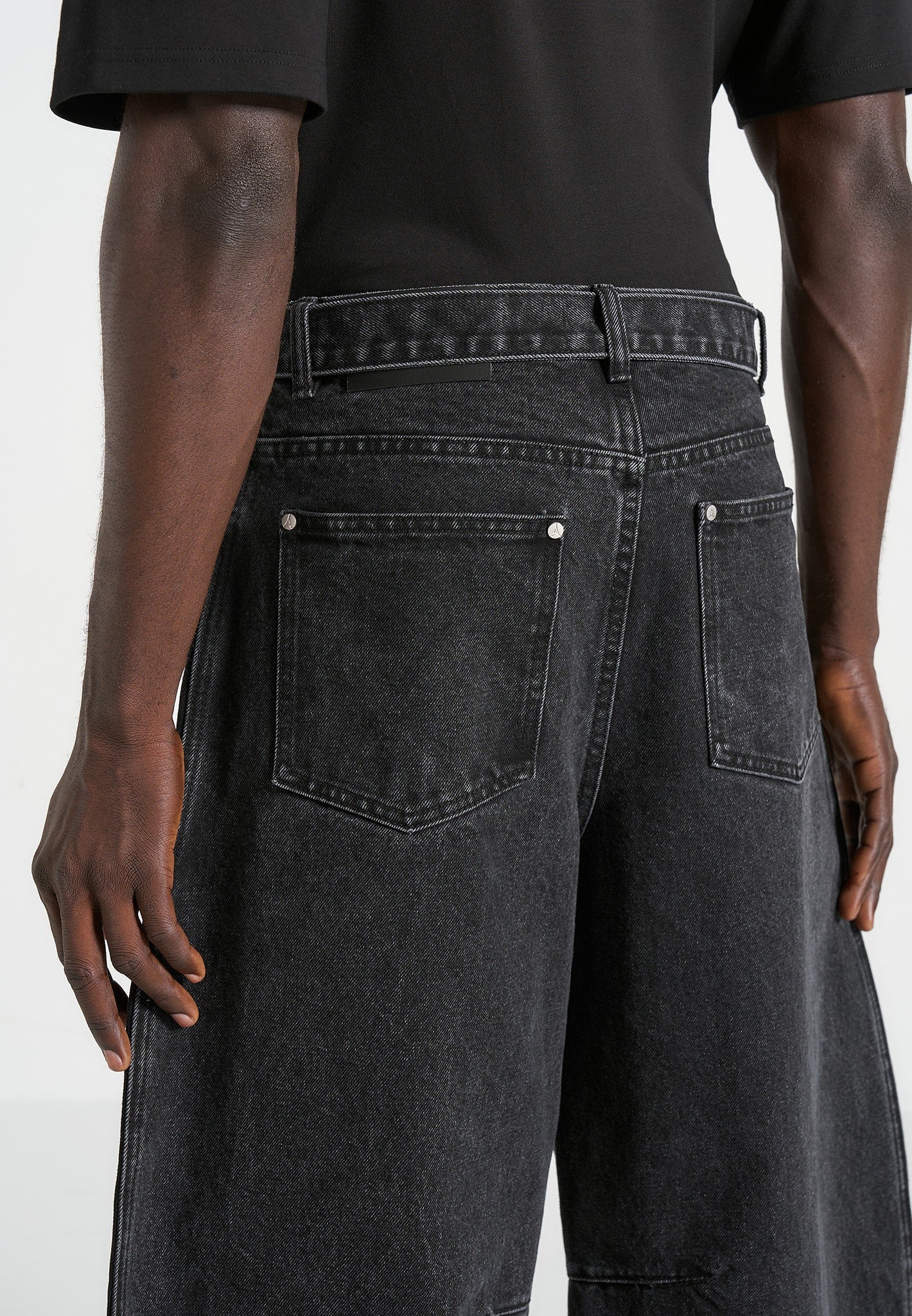 xander-barrel-leg-jeans-black