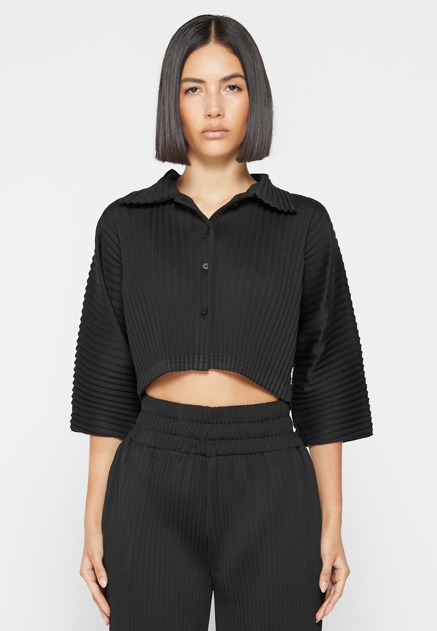 pleated-cropped-shirt-black