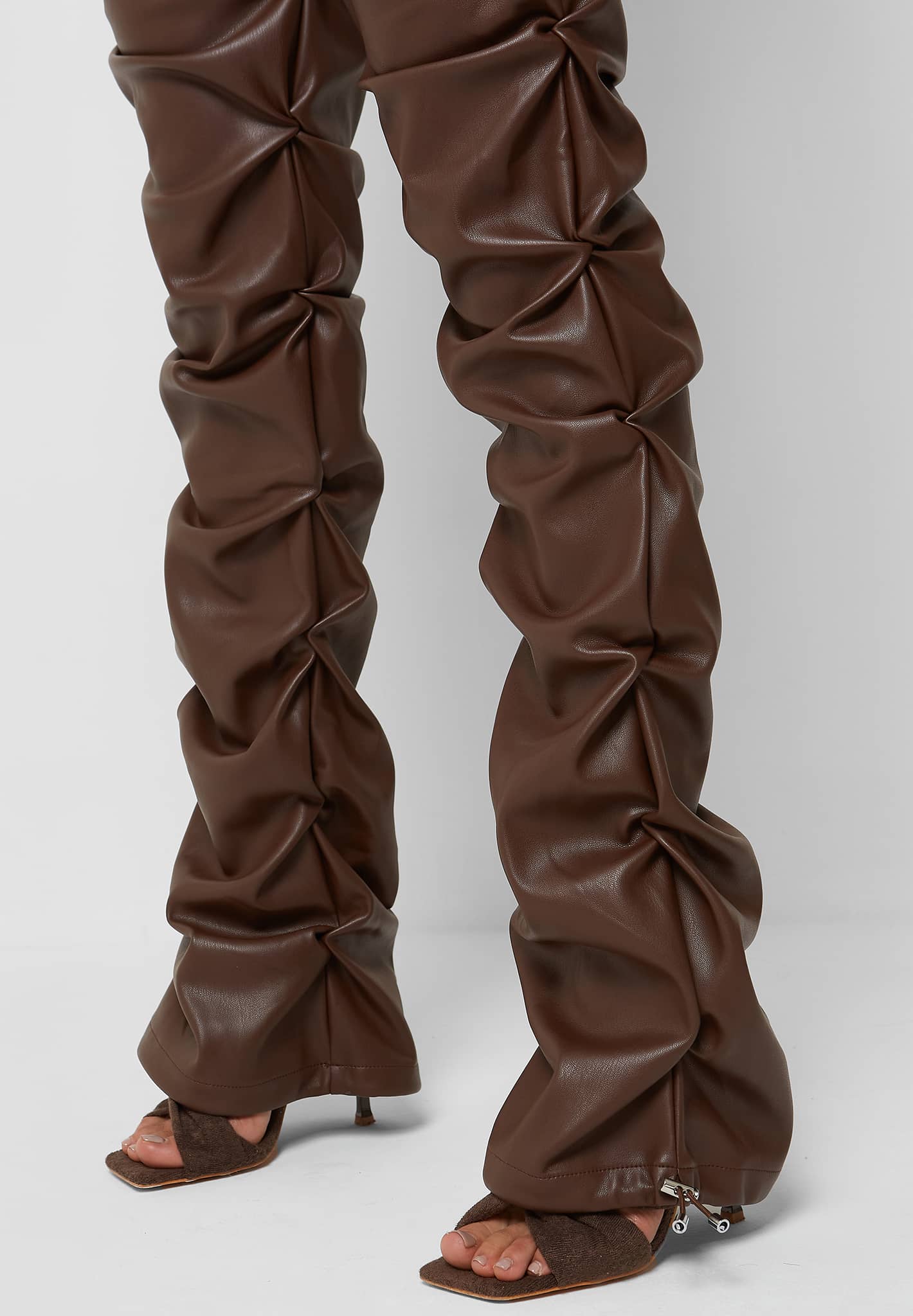 Pantalon évasé en cuir végétalien - brun chocolat